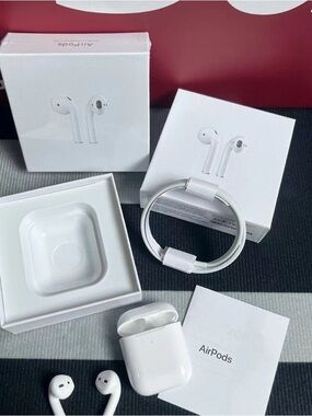 Apple White AirPods Wireless Earbuds with Charging Case